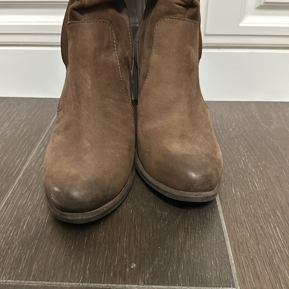 Stylish Ugg Boots - Picture 3 of 5